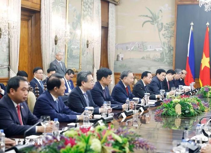  Tổng Bí thư, Chủ tịch nước Tô Lâm và đoàn cấp cao Việt Nam tại cuộc hội đàm với Tổng thống Philippines Ferdinand Romualdez Marcos Jr. và đoàn cấp cao Philippines. Ảnh: Thống Nhất/TTXVN. 