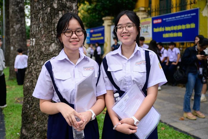  Cũng rời phòng thi với tâm trạng khá thoải mái là cặp song sinh Gia Tuệ - Gia Hân, học sinh trường THCS Hai Bà Trưng. Hai nữ sinh nói rằng đề thi không tạo nhiều bất ngờ bởi nội dung bám sát đề minh họa đã được công bố trước đó. Thí sinh cũng cảm thấy quen thuộc, gần gũi bởi nội dung câu hỏi đề cập chủ đề cuộc sống thời hiện đại. Sau khi hoàn thành môn thi đầu tiên, cả hai đều cho rằng mình làm bài tương đối tốt và kỳ vọng đạt từ 7 điểm trở lên. 
