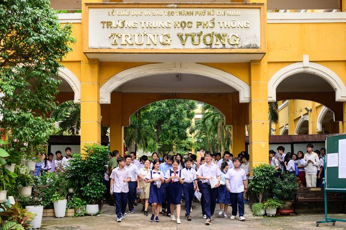  Đúng 10h, tiếng chuông báo hiệu kết thúc môn thi Ngữ văn vang lên tại các điểm thi trên địa bàn TP.HCM. Chỉ ít phút sau, cổng trường mở ra, dòng học sinh phấn khởi nối đuôi nhau bước ra ngoài trong sự chờ đợi của phụ huynh. Nhiều em nở nụ cười nhẹ nhõm sau khi hoàn thành bài thi đầu tiên, trong khi cha mẹ nhanh chóng tiến lại hỏi han, động viên và lắng nghe những nhận xét đầu tiên về đề thi.