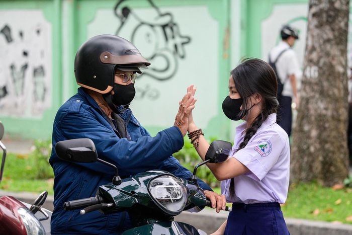  Sau buổi thi môn Ngữ văn, học sinh TP.HCM sẽ tiếp tục làm bài thi môn Ngoại ngữ vào chiều 1/6, thời gian làm bài 90 phút. Đến ngày 2/6, thí sinh làm bài thi môn Toán vào buổi sáng, buổi chiều là thời gian làm bài thi môn chuyên cho các thí sinh có nguyện vọng đăng ký. 