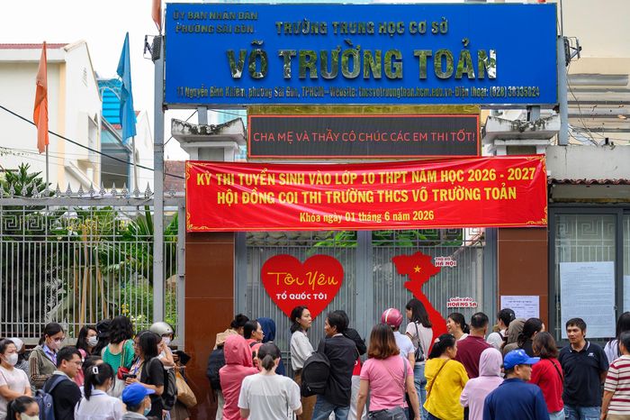  Cách điểm thi THPT Trưng Vương khoảng 100 m, các phụ huynh tại điểm thi THCS Võ Trường Toản cũng nín thở chờ con rời phòng thi. 