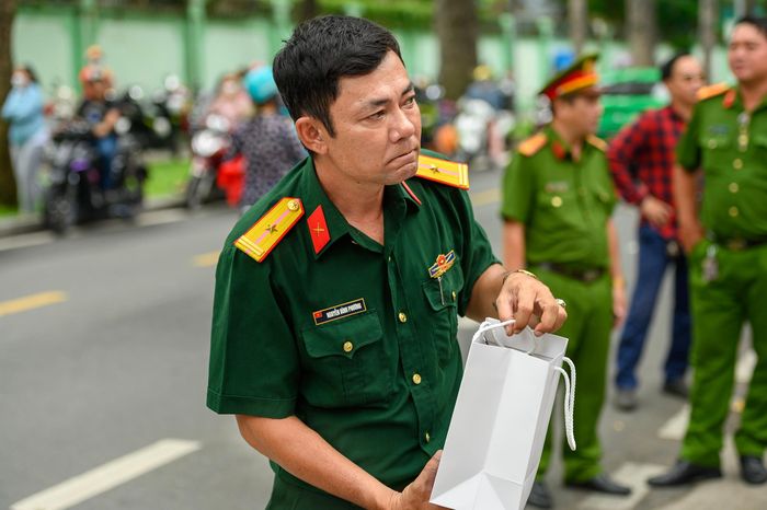  Anh Nguyễn Đình Phương, hiện công tác tại Bộ Tham mưu Quân Khu 7, mang theo quà tặng nhân dịp Quốc tế Thiếu nhi của đơn vị đến điểm thi THCS chờ con. Chia sẻ với Tri Thức - Znews, anh Phương cho biết sau khi nhận quà từ đơn vị, anh nhanh chóng di chuyển đến điểm thi để đón con và trao cho con món quà ý nghĩa này.