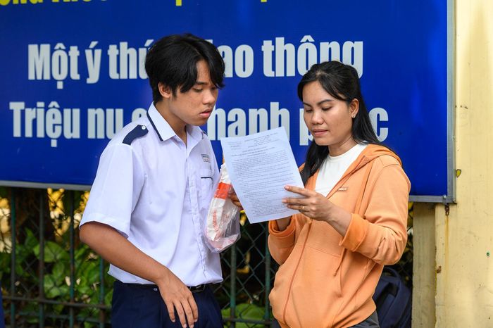  Trong lúc chờ con trai lót dạ với ổ bánh mì nóng hổi ngay sau buổi thi, chị Nguyễn Thị Vân Phương đọc đề và trao đổi với con về bài làm. Là giáo viên, chị Phương nhận xét đề thi năm nay có nội dung gần gũi, mang tính thời sự và tạo điều kiện để học sinh bày tỏ suy nghĩ cá nhân. Người mẹ đặc biệt ấn tượng với phần nghị luận liên quan đến công nghệ số và cách giáo dục giới trẻ biết đặt cảm xúc, các giá trị nhân văn lên trên những tác động của môi trường số. 