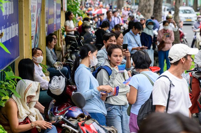  Hầu hết thí sinh chia sẻ với Tri Thức - Znews rằng đề thi khá dễ và bám sát chủ đề nóng của xã hội hiện đại là giá trị của cảm xúc và những phẩm chất nhân văn làm nên bản chất con người. Nhiều em dự đoán có thể đạt 7-8 điểm với đề thi Văn năm nay. 