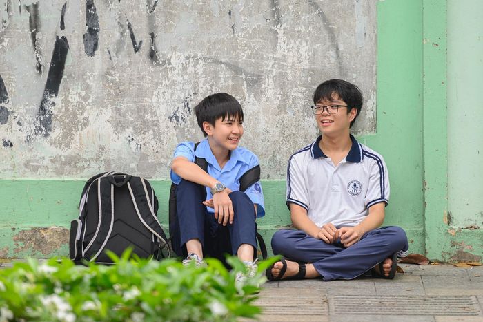  Khi hai điểm thi nằm trên đường Nguyễn Bỉnh Khiêm vãn dần, Anh Hào, học sinh trường THCS Lê Quý Đôn, và Tiến Dũng, học sinh trường THCS-THPT Trần Đại Nghĩa, vẫn nán lại trò chuyện cùng nhau và trao đổi về đề thi trong lúc chờ cha mẹ đến đón. Hai nam sinh cho rằng đề thi năm nay dễ tiếp cận hơn so với năm trước. Ngoài ra, điểm mới của đề nằm ở việc cho phép thí sinh lựa chọn câu hỏi phù hợp với khả năng của mình, qua đó giảm áp lực và tạo cơ hội phát huy thế mạnh cá nhân. Với bài làm lần này, hai nam sinh đã viết kín hai tờ giấy thi và kỳ vọng đạt khoảng 7-8 điểm. 