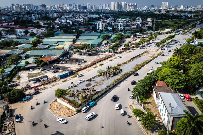  Tại hạng mục cầu vượt nút giao trên đường Phạm Tu, đoạn gần Bệnh viện K cơ sở Tân Triều, đơn vị thi công mới hoàn thành phần trụ cầu thì dự án phải dừng lại nhiều năm, công trình dang dở giữa lòng đường. Theo mục tiêu của thành phố, toàn bộ nút giao phải hoàn thành trước ngày 31/12 năm nay. 