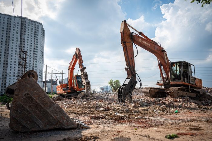  Máy xúc, xe chuyên dụng và công nhân được huy động đồng loạt để phá dỡ công trình, thu dọn vật liệu và san lấp mặt bằng phục vụ thi công. 