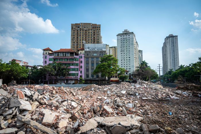  Sau gần hai tháng triển khai, hầu hết công trình nằm trong diện tích giải tỏa đều được tháo dỡ, phần mặt bằng rộng lớn của nút giao Phạm Tu - Xa La dần lộ diện. 