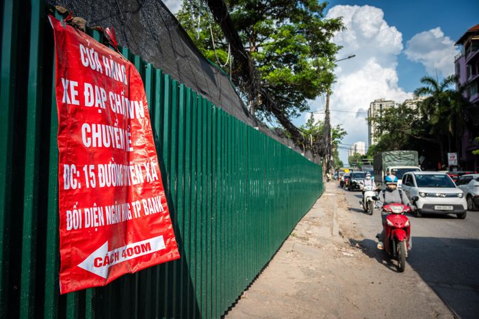  Dọc tuyến đường 70, đơn vị thi công dựng cột, lắp hàng rào tôn để đảm bảo an toàn thi công. 