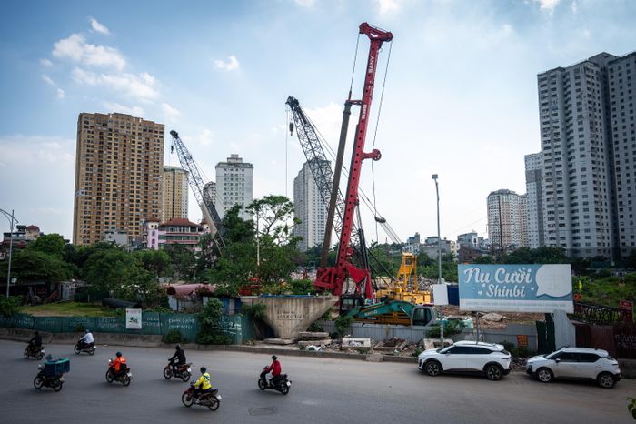  Sau khi nhận bàn giao mặt bằng, chủ đầu tư và nhà thầu khẩn trương triển khai thi công, đồng thời phối hợp các đơn vị liên quan xử lý hạ tầng kỹ thuật, bao gồm những tuyến điện cao thế 110kV và 220kV. 