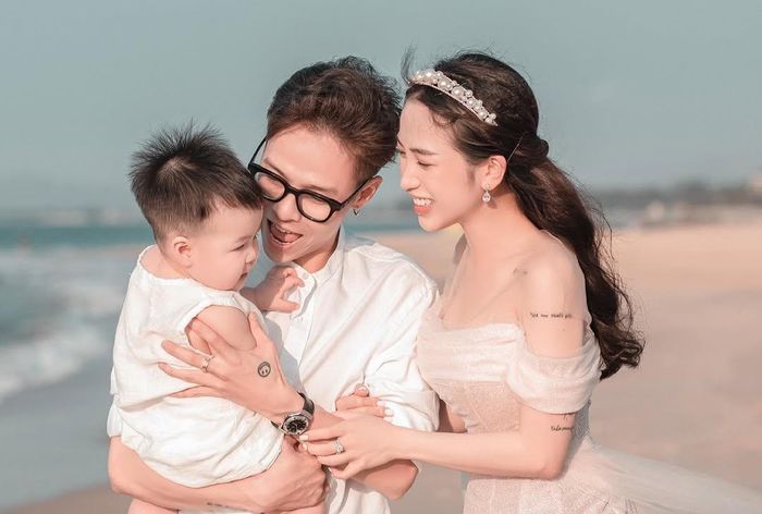  Trong lần đầu làm mẹ, Joyce Phạm kể cô không thể quên cơn đau đẻ kinh hoàng, "đến mức muốn bẻ gãy thành giường". Khoảnh khắc con trai ra đời, hai vợ chồng nhìn nhau khóc, vỡ òa vì hạnh phúc. 