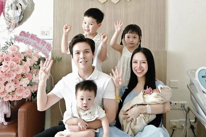  Tròn 1 năm sau, bé Jayric trở thành thành viên tiếp theo của tổ ấm nhà rich kid TP.HCM. Chia sẻ về lần thứ tư làm mẹ, Joyce Phạm cho biết vợ chồng cô từng nghĩ sẽ dừng lại ở 3 đứa con, song Jayric đã đến như một món quà. "Bây giờ mọi người gọi là 'mẹ 4 con' mẹ nghe cũng hơi choáng, nhưng con yên tâm là mẹ vẫn còn nguyên cảm xúc như ngày đầu tiên được làm mẹ", cô viết trong tâm sự gửi con trai. 
