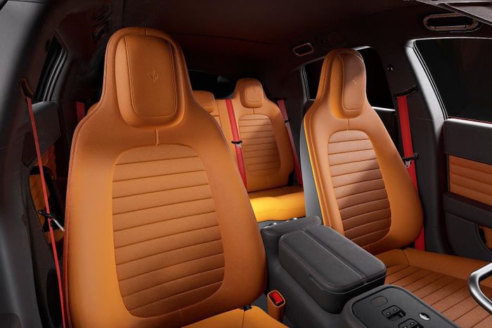 Theo trang thiết kế cấu hình, nội thất Ferrari Luce có hàng chục màu sắc, nhiều chất liệu da và Alcantara cũng như có thể cá nhân hóa đường chỉ may, dây an toàn, thảm sàn... 