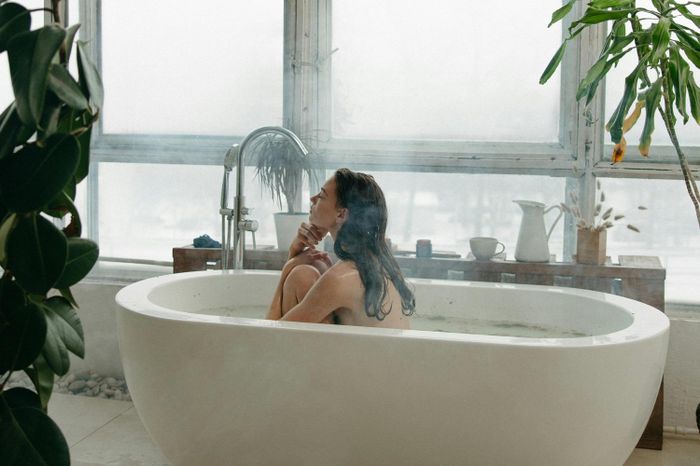  Với cơ thể còn mệt và thiếu nước sau chuyến bay, nhiệt độ cao có thể làm cảm giác uể oải kéo dài hơn. Ảnh: Yaroslav Shuraev/Pexels. 