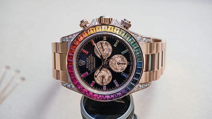  Các mẫu Rolex ngoài catalog thường đẩy thiết kế thương hiệu ra khỏi giới hạn quen thuộc, với sapphire màu, vấu nạm đá quý hoặc mặt số làm từ vật liệu hiếm. Trong số đó, Daytona “Barbie” là một trong những phiên bản táo bạo nhất, nhờ mặt số hồng nổi bật, vành bezel nạm sapphire hồng cùng phần vỏ đính kim cương brilliant-cut. Daytona “Barbie” cũng tiếp nối nhóm Daytona ngoài catalog từng gây tiếng vang trước đó như “Rainbow”, được David Beckham và Post Malone đeo, hay “Eye of the Tiger”, từng xuất hiện trên cổ tay DJ Khaled và LeBron James. Ảnh: Hodinkee.