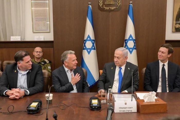  Đặc phái viên Mỹ Steve Witkoff và Jared Kushner cùng tham dự cuộc họp nội các Israel với Thủ tướng Benjamin Netanyahu và một số quan chức Israel khác về thỏa thuận ngừng bắn ở Gaza. Ảnh: Văn phòng báo chí Chính phủ Israel. 