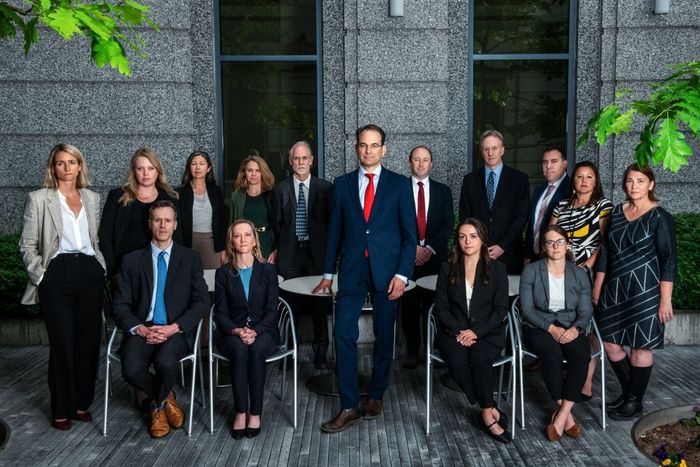  Ông Phil Weiser cùng một số luật sư trong nhóm 22 luật sư từng làm việc cho chính quyền liên bang nay chuyển sang làm việc trong bộ máy cấp bang. Ảnh: New York Times. 