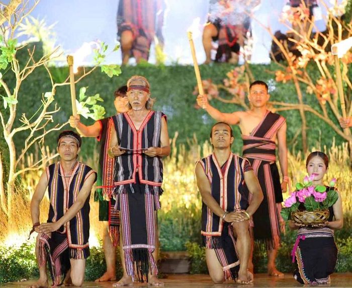 Ông Siu Tua đọc lại bức thư của Chủ tịch Hồ Chí Minh gửi đến Đại hội các dân tộc thiểu số miền Nam tại Pleiku