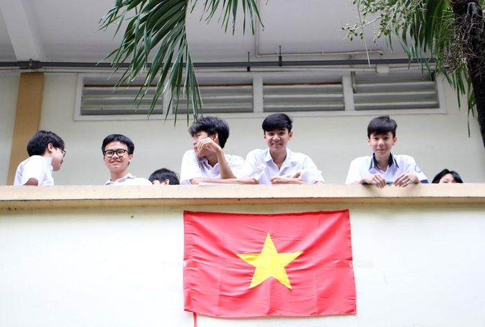 Các nam sinh bày tỏ tinh thần phấn khởi trước giờ thi
