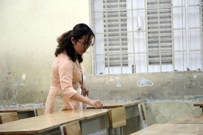 Giám thị ghi số báo danh ở các vị trí ngồi