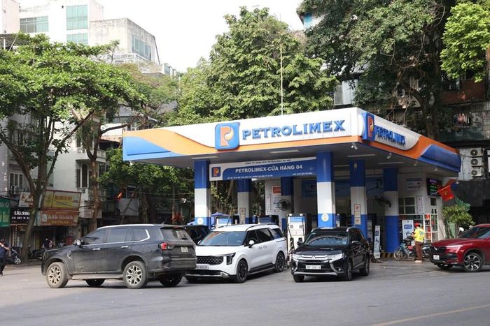 Ô tô xếp hàng đổ xăng E10 trên đường Trần Hưng Đạo, Hà Nội
