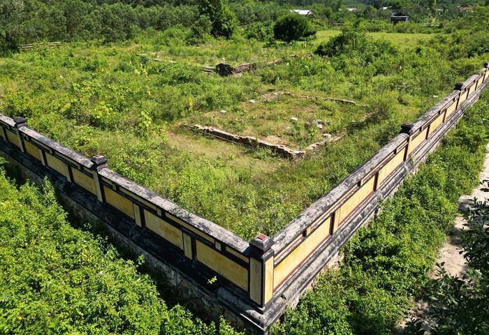 Những năm trước, điện Thoại Thánh được tu bổ hệ thống tường thành nhưng hiện trạng bên trong di tích này gần như hoang phế