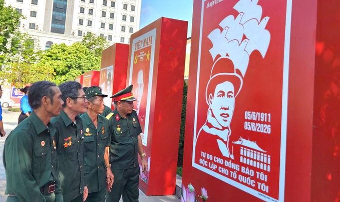 Các cựu chiến binh tham quan khu trưng bày tranh cổ động tại triển lãm “Hành trình lý tưởng và niềm tin”