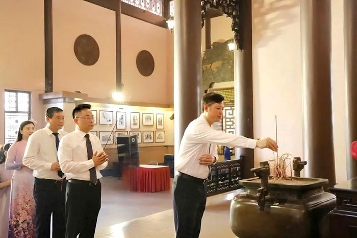 Các đại biểu dâng hương tưởng nhớ Chủ tịch Hồ Chí Minh trước khi tham dự lễ khai mạc triển lãm