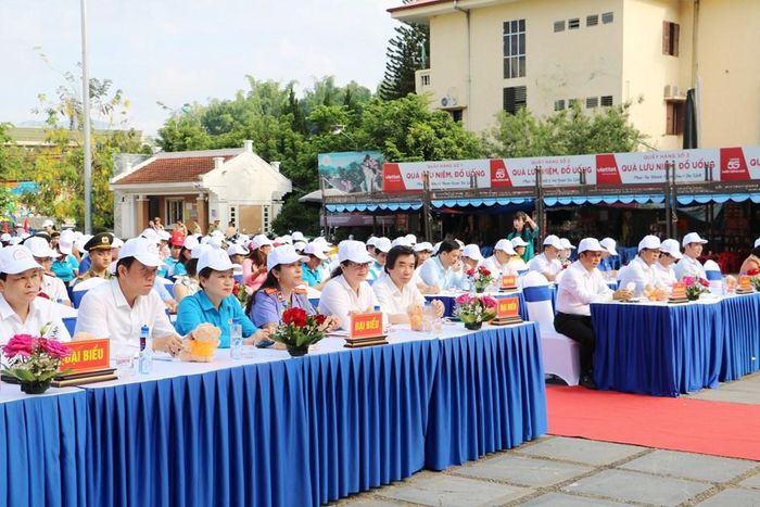 Đông đảo đại biểu và nhân dân tham dự lễ phát động