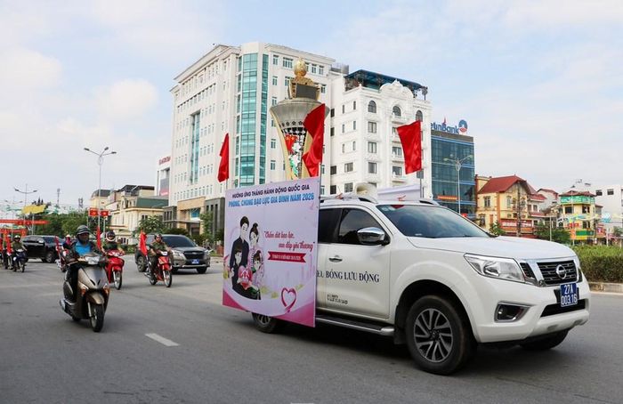 Hoạt động diễu hành trên các tuyến đường lan tỏa thông điệp "Chấm dứt bạo lực, vun đắp yêu thương"