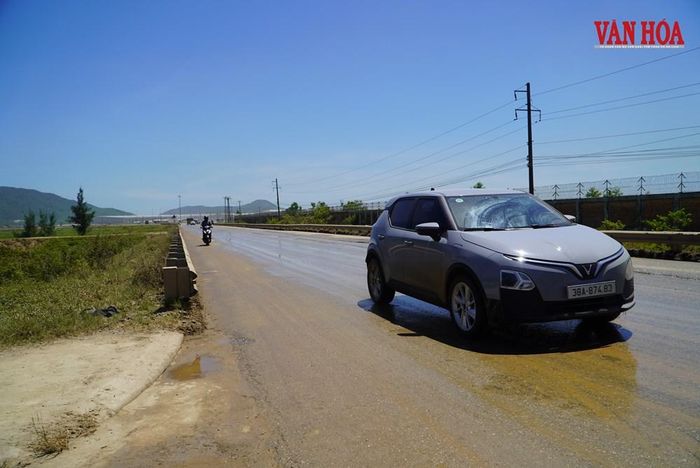 Không chỉ hư hỏng mặt đường, bụi phát sinh từ hoạt động vận tải cũng mù mịt. Xe tưới nước và nhân công dọn vệ sinh hoạt động liên tục nhằm đảm bảo an toàn giao thông trên tuyến
