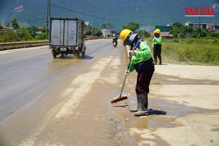 Công nhân được bố trí dọn vệ sinh liên tục trên tuyến đường để đảm bảo an toàn cho các phương tiện lưu thông