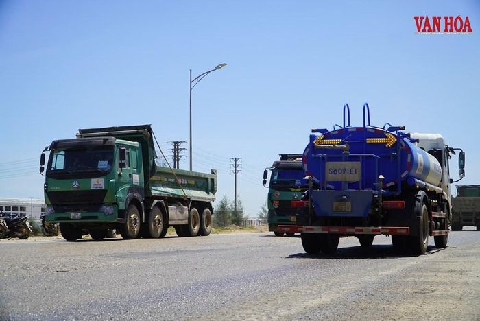 Đây cũng là tuyến vận tải chính phục vụ hoạt động của nhiều dự án trọng điểm trong Khu kinh tế Vũng Áng nên mỗi ngày có hàng trăm lượt xe tải trọng lớn lưu thông