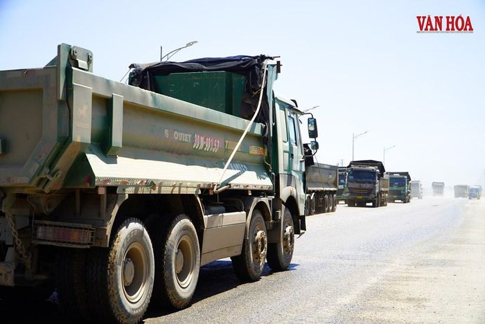 Theo ghi nhận của phóng viên cuối tháng 5.2026, trên toàn tuyến xuất hiện nhiều dạng hư hỏng kết cấu mặt đường
