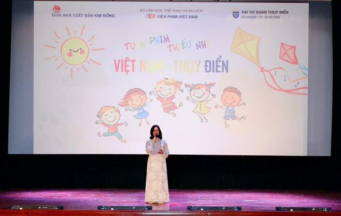 Viện trưởng Viện phim Việt Nam Lê Thị Hà phát biểu tại lễ khai mạc Tuần phim