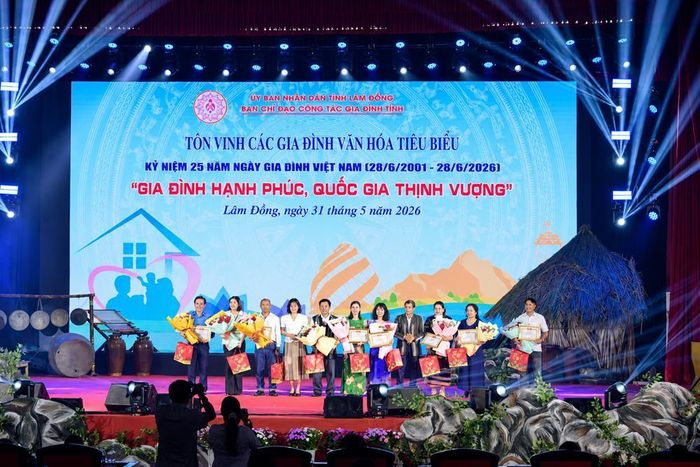Tặng bằng khen cho 17 gia đình văn hóa tiêu biểu