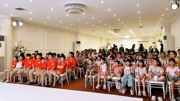 Các em nhỏ chăm chú theo dõi các hoạt động diễn ra