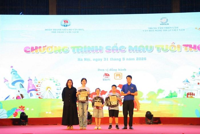 Đoàn Thanh niên Bộ VHTTDL và Trung tâm Triển lãm Văn hóa Nghệ thuật Việt Nam đã trao tặng nhiều phần quà ý nghĩa tới các em