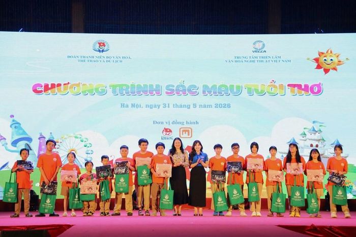 Bí thư Đoàn Thanh niên Bộ VHTTDL Lê Minh Đức cùng các đơn vị trao quà cho các em