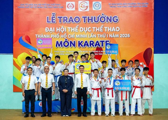 Ban Tổ chức trao thưởng cho 3 đơn vị có thành tích tốt nhất giải