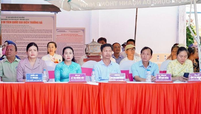 Các đại biểu và đông đảo Nhân dân tham dự lễ khai mạc Lễ hội Điện Trường Bà
