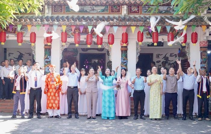Nghi thức thả chim bồ câu tại Lễ hội Điện Trường Bà mang ý nghĩa cầu mong quốc thái dân an