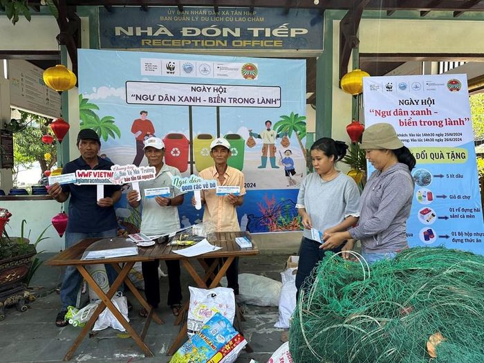 Ngư dân Cù Lao Chàm cùng tham gia Ngày hội "Ngư dân xanh- Biển trong lành". Ảnh:VPKSQ