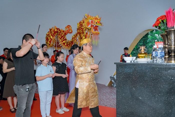 Dâng hương tưởng nhớ các bậc tiền nhân tại Khu du lịch Trăm Trứng