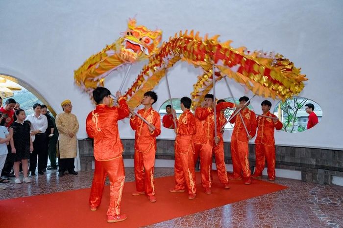 Biểu diễn múa rồng phục vụ du khách tại Khu du lịch Trăm Trứng