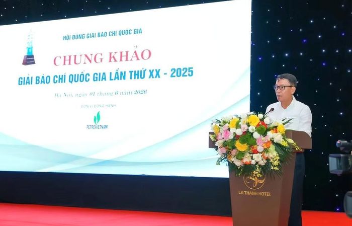 Phó Chủ tịch Thường trực Hội Nhà báo Việt Nam Nguyễn Đức Lợi, Phó Chủ tịch Thường trực Hội đồng Chung khảo báo cáo tại vòng chung khảo