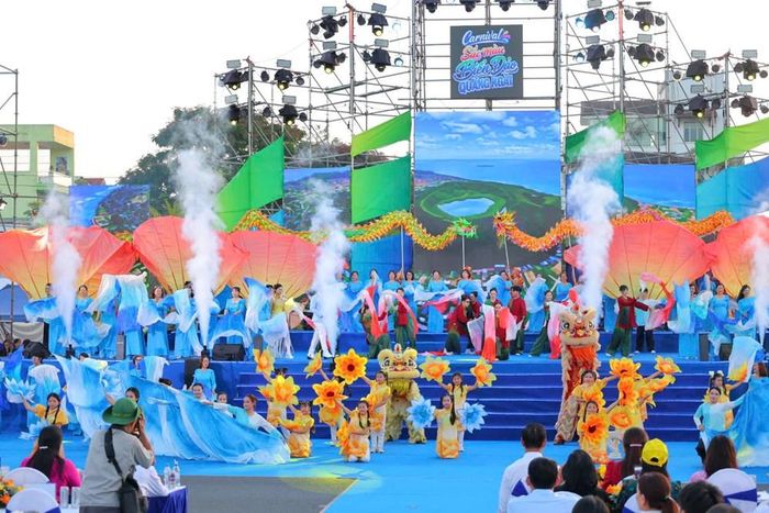 Chương trình nghệ thuật “Sắc màu biển đảo - Quảng Ngãi vươn khơi” khuấy động không khí lễ hội
