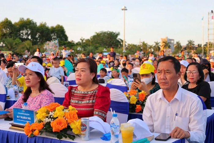 Đại biểu tham dự “Carnival - Sắc màu biển đảo Quảng Ngãi”