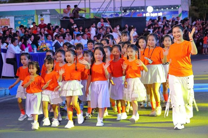 Không gian Lễ hội ngập tràn sắc màu, ánh sáng và âm nhạc, tạo nên điểm nhấn đặc sắc trong mùa du lịch hè 2026