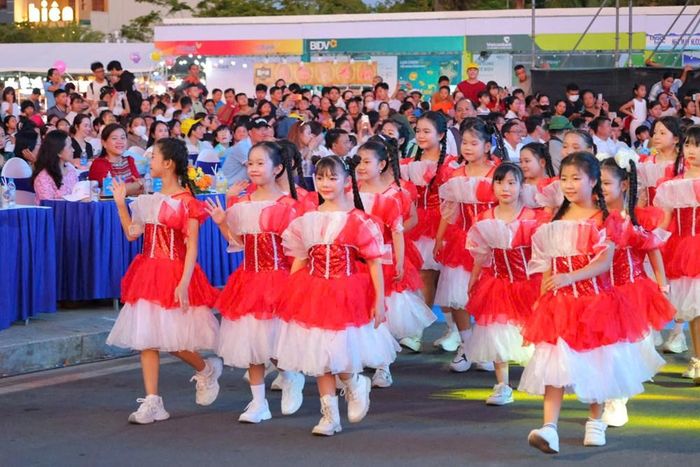 Các khối diễu hành thể hiện tinh thần đoàn kết, trẻ trung